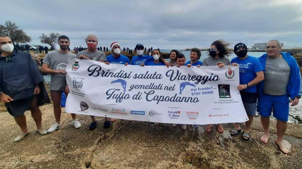 Brindisi, tuffo di Capodanno con un saluto a Viareggio