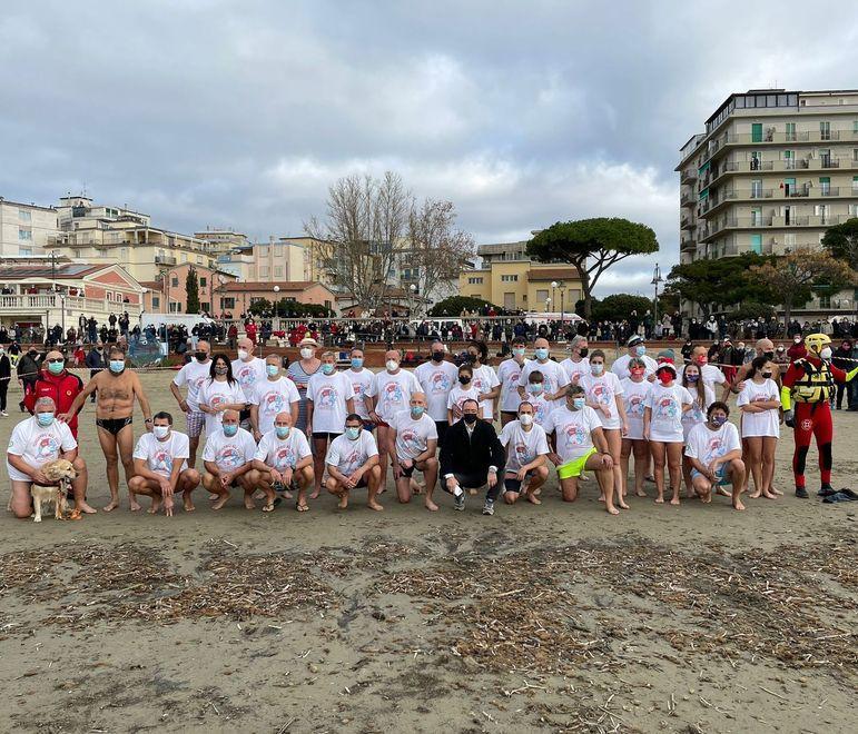 In quaranta si tuffano in mare per battezzare il nuovo anno 