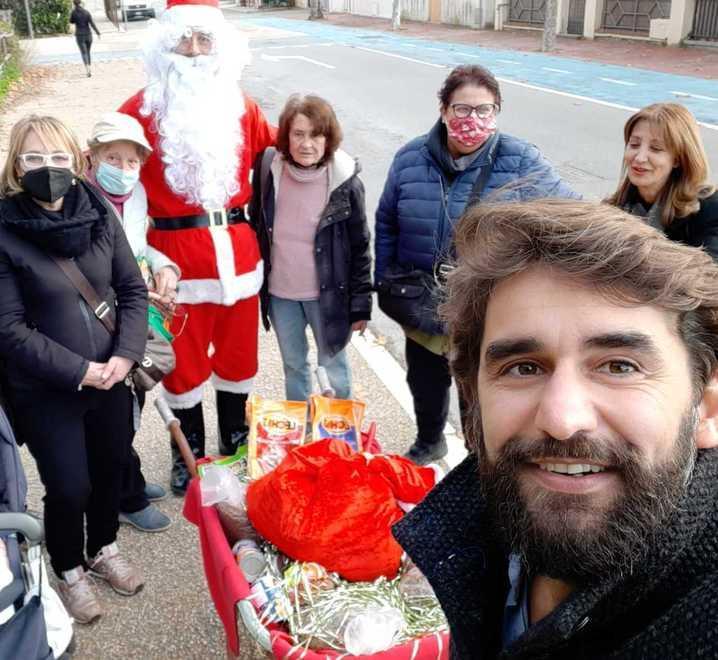 Babbo Natale porta un carretto di leccornie ai gatti delle colonie 