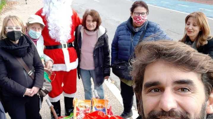 Babbo Natale porta un carretto di leccornie ai gatti delle colonie