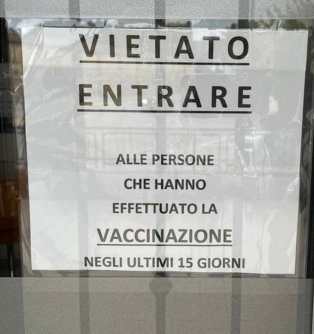 Il cartello choc «Chi è vaccinato qui non entra»