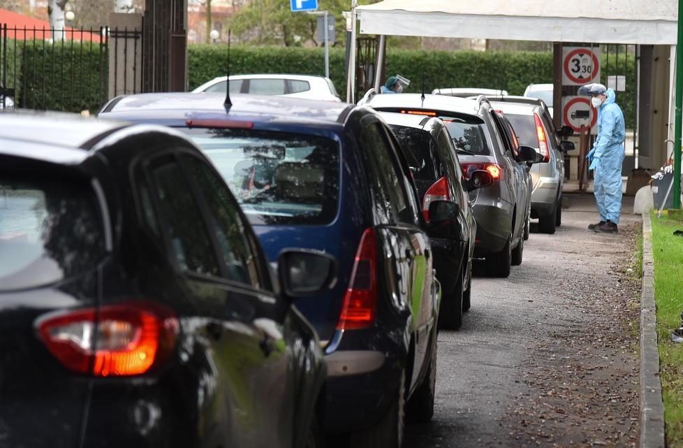 A Capodanno in centinaia in fila in auto per fare il test 
