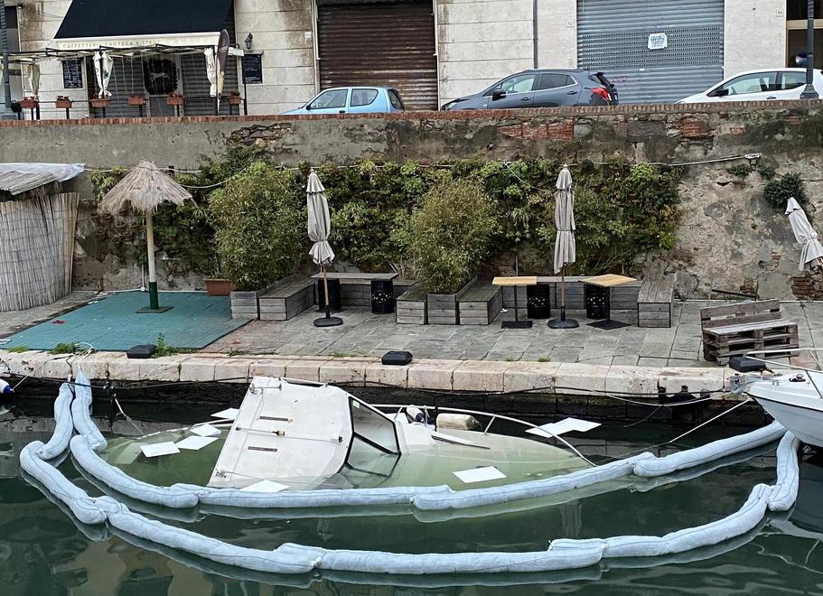 Esplode un petardo e affonda la barca È caccia al vandalo