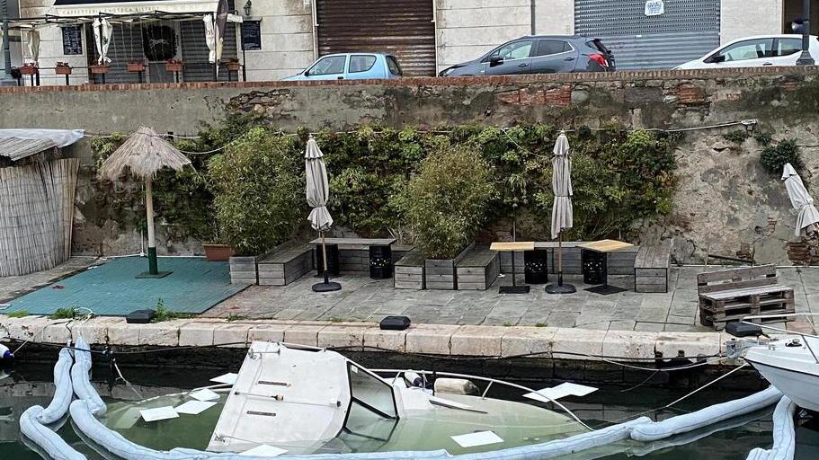 Esplode un petardo e affonda la barca È caccia al vandalo
