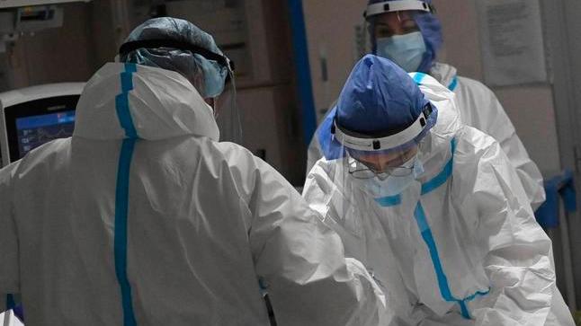 Il Covid miete altre due vittime mentre l’ondata non si arresta