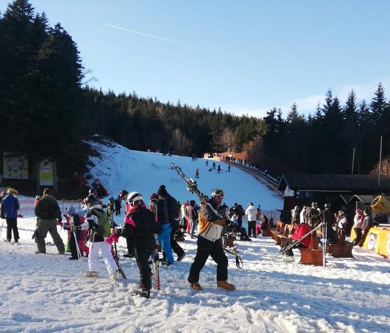 Il meteo non aiuta, ma gli appassionati non disertano il Capodanno sulla neve 