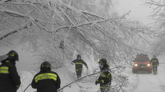 L’sos dei pompieri: ci servono le divise