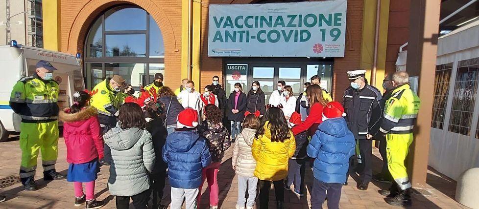 I bambini al Centro vaccini «Grazie per tutto quel che fate» 