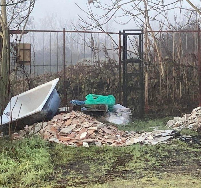 Rifiuti edili abbandonati i residenti chiamano la polizia 