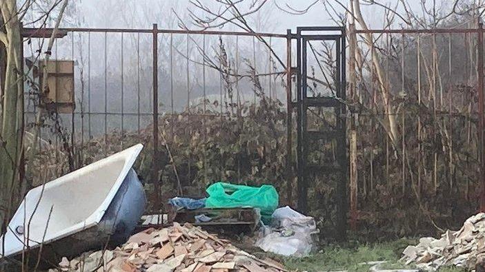 Rifiuti edili abbandonati i residenti chiamano la polizia