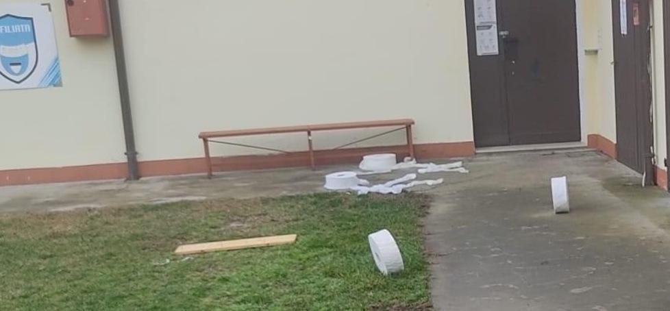 Vandalismi al campo sportivo durante la notte di Capodanno 