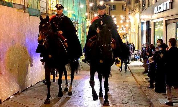 Applausi per i carabinieri cavallo