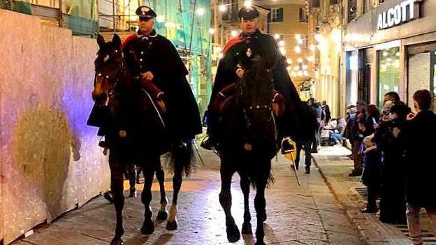 Applausi per i carabinieri cavallo