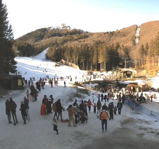Sestola, camionate di neve sulle piste del Cimone per combattere il caldo record 