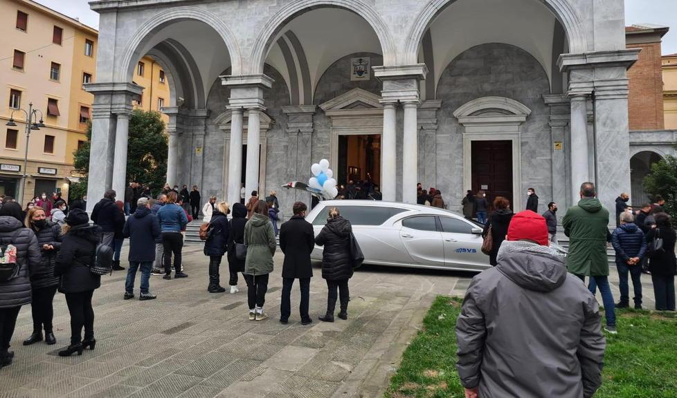 Il carro funebre della Svs davanti al Duomo di Livorno con i palloncini bianchi per il piccolo Micah (Foto Silvi)