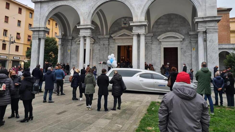 Il carro funebre della Svs davanti al Duomo di Livorno con i palloncini bianchi per il piccolo Micah (Foto Silvi)