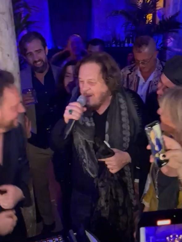 Zucchero canta in un locale della Versilia, fans senza mascherina al piano. Il video scatena le polemiche 