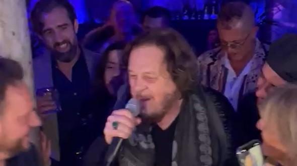 Zucchero canta in un locale della Versilia, fans senza mascherina al piano. Il video scatena le polemiche
