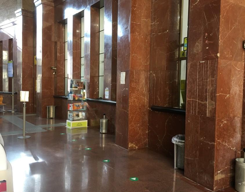 «Due ore di fila alle Poste, poi la beffa». Chiudono le porte, in 20 mandati a casa 