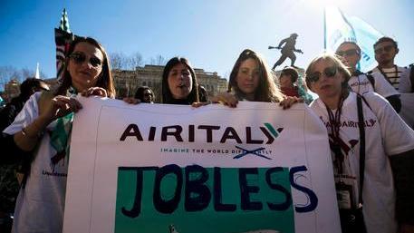 Una manifestazione di lavoratori Air Italy