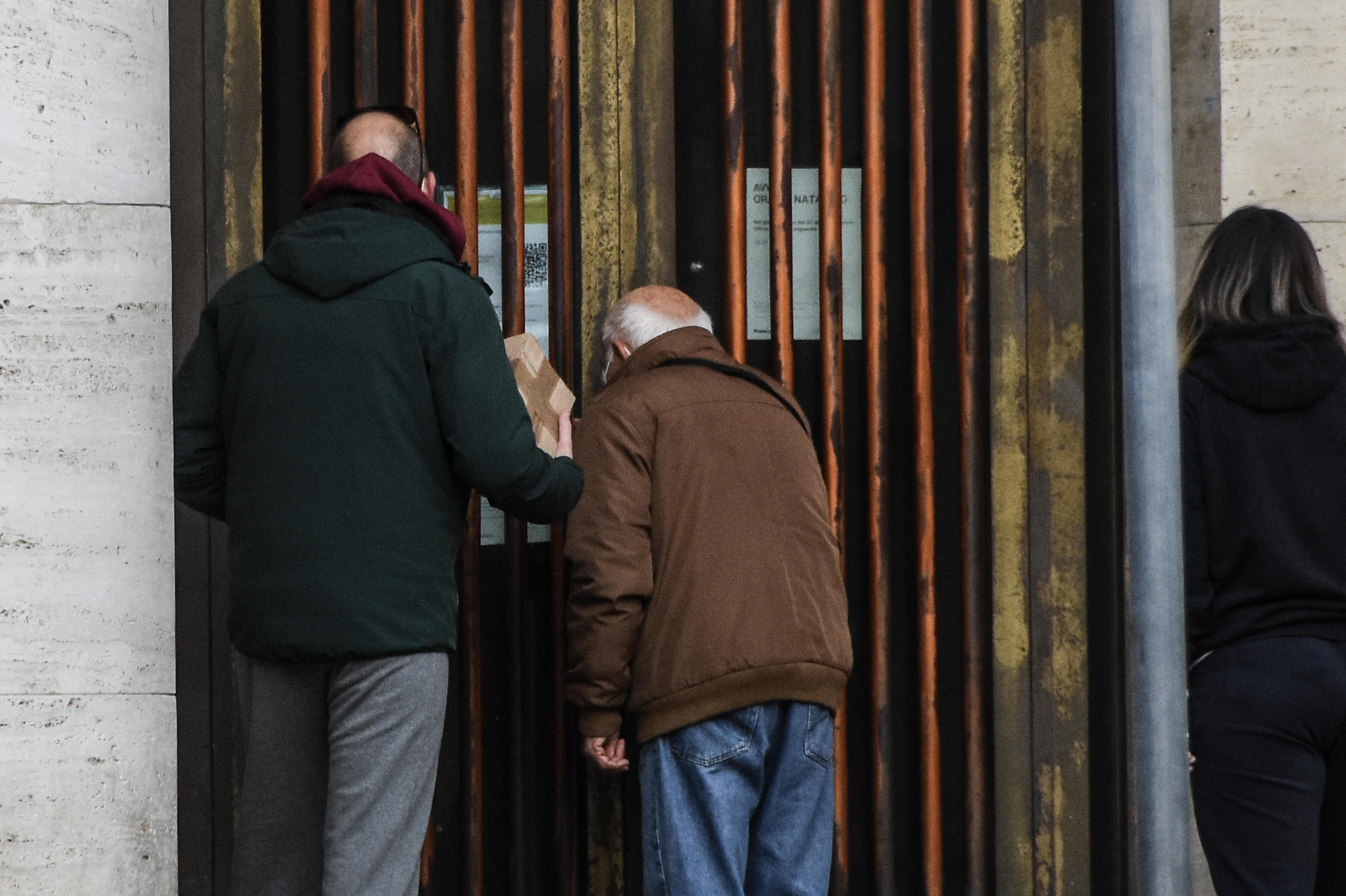 I cittadini che hanno trovato chiuso (foto agenzia Bf)