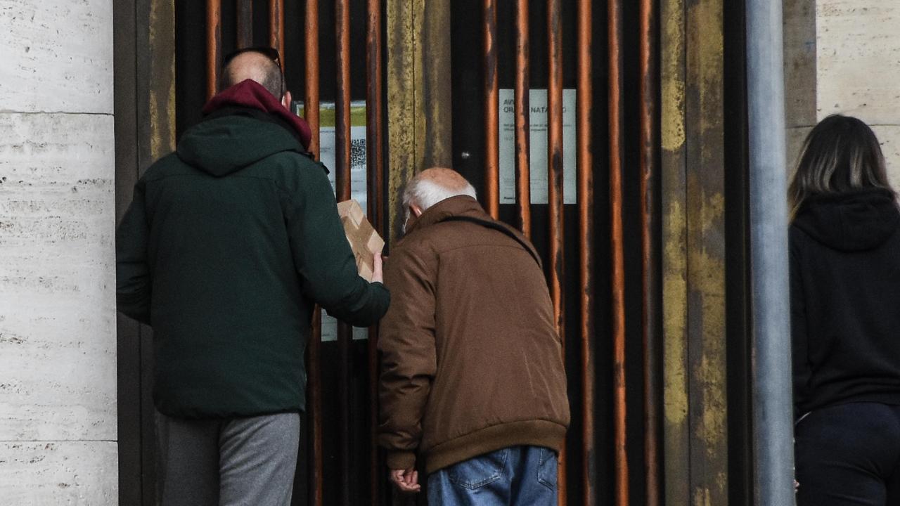 I cittadini che hanno trovato chiuso (foto agenzia Bf)