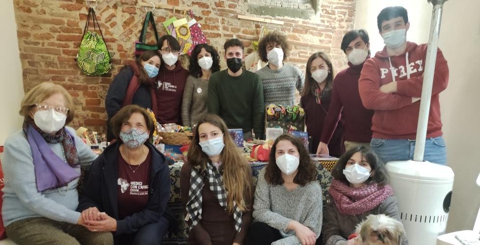 I medici volontari a Pisa: "Raccogliamo fondi per il vaccino in Africa, la pandemia è problema globale"
