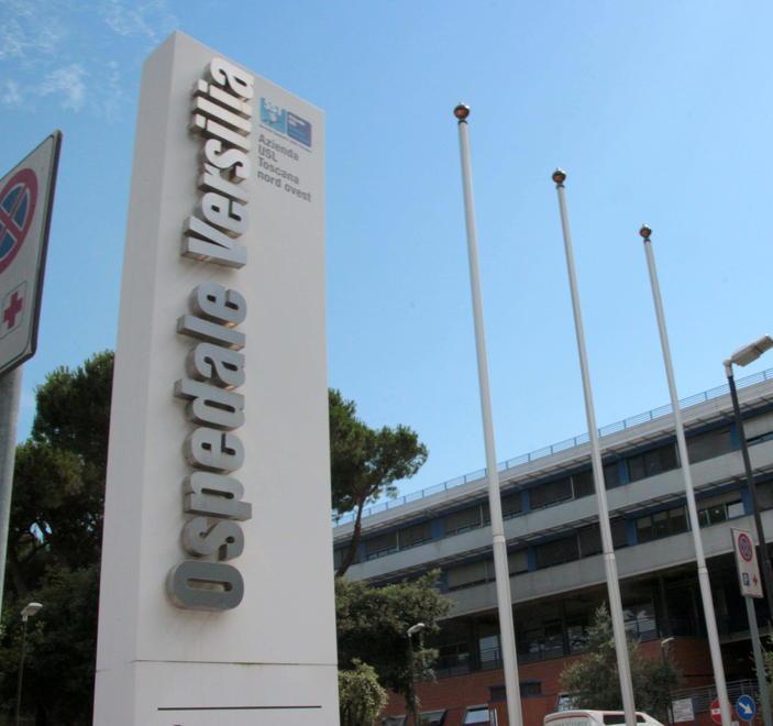 Covid, ex bancario muore a 79 anni all'ospedale Versilia: doveva fare la terza dose 