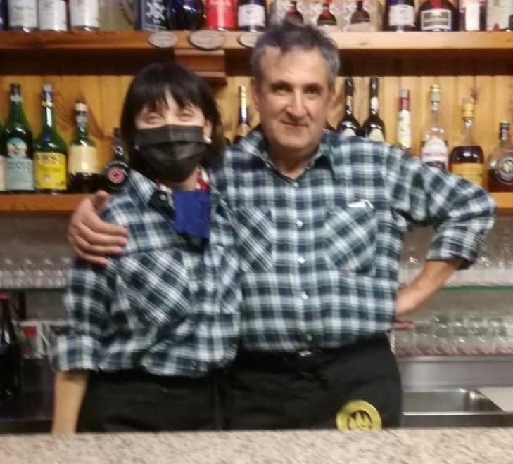 Roberta Dughetti e Guerrino Natalini dietro al bancone del bar riaperto