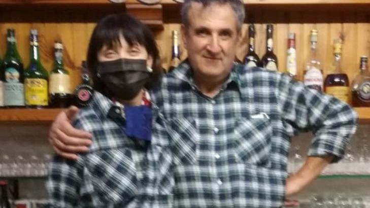 Roberta Dughetti e Guerrino Natalini dietro al bancone del bar riaperto