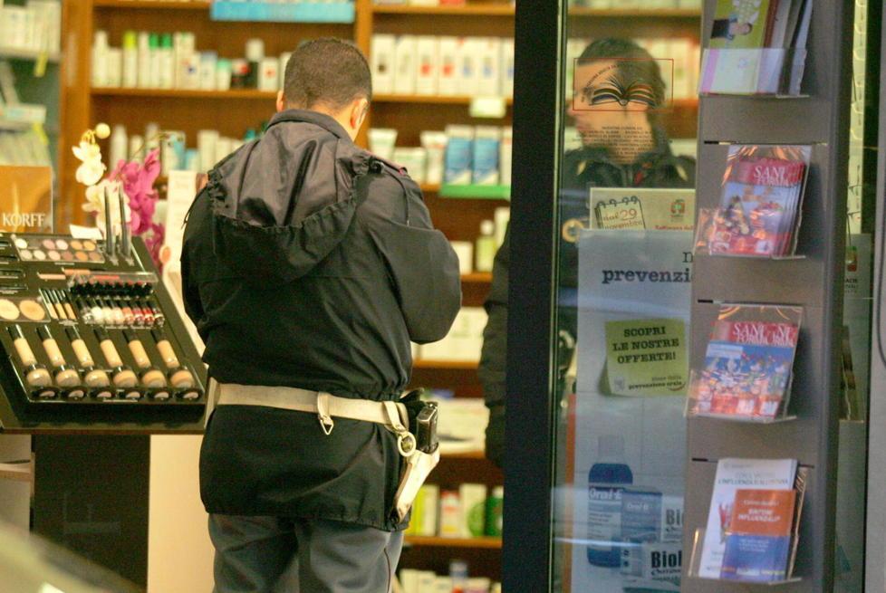 Reggio, armato di pistola rapina la farmacia di Pieve Modolena