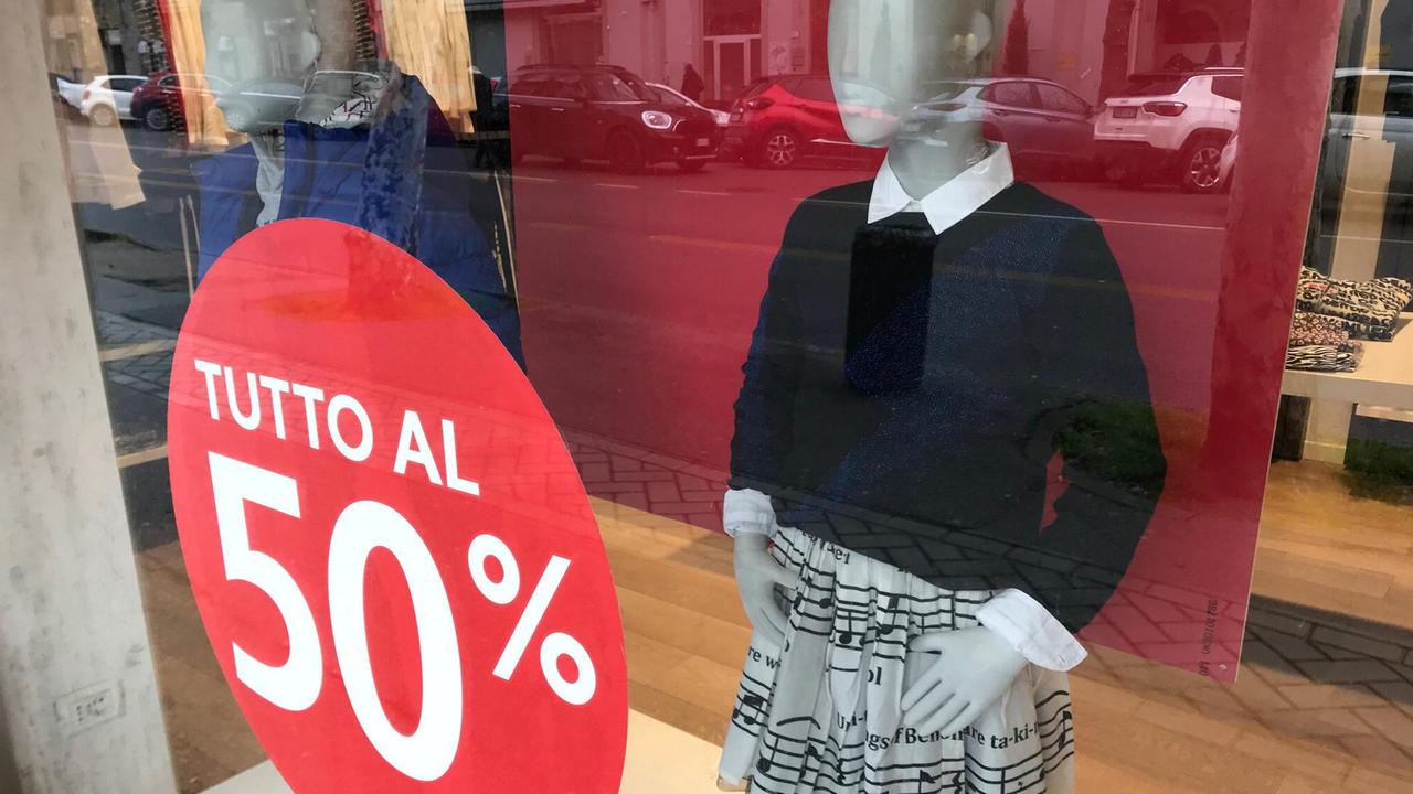 "I saldi partono troppo presto", l’allarme della Confesercenti