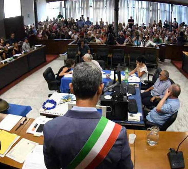 Il consiglio comunale vota contro la privatizzazione dei servizi 