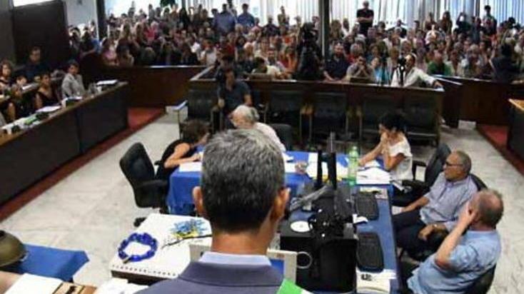 Il consiglio comunale vota contro la privatizzazione dei servizi