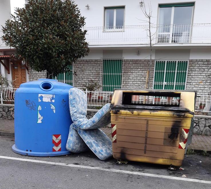 Materassi ai cassonetti, la denuncia di un abitante: «Libertà non è sporcare»