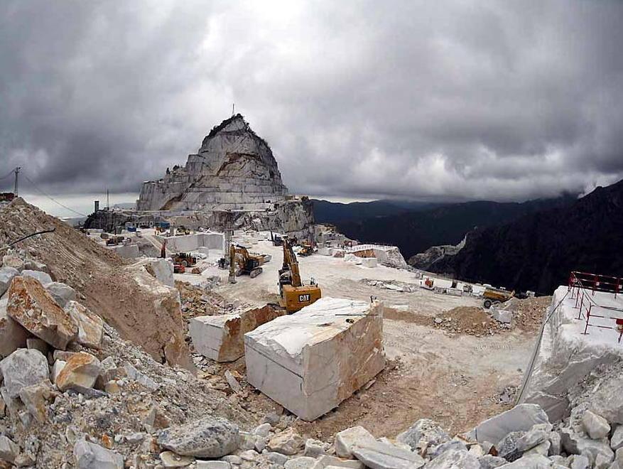 «Sindaco, non consegniamo la città ai signori del marmo» 