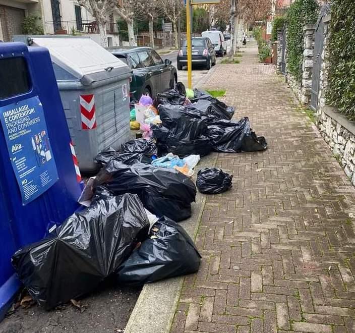 Il nuovo anno “regala” alla città sacchi di rifiuti sui marciapiedi 