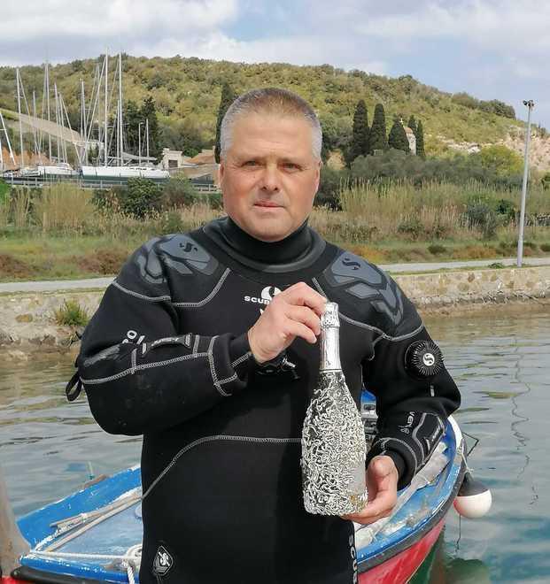 Dal mare riemergono le prime bottiglie «Ora penso al tabasco»