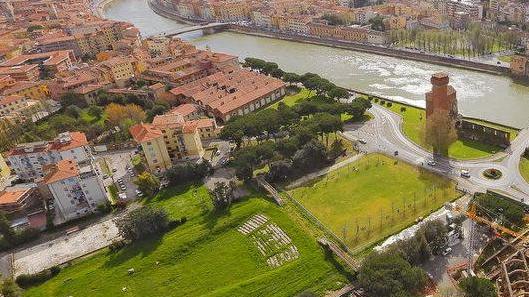 Una grande area verde con bar, ristorante e giochi per bimbi