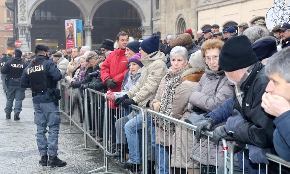 Alzabandiera per iniziare la festa in piazza 