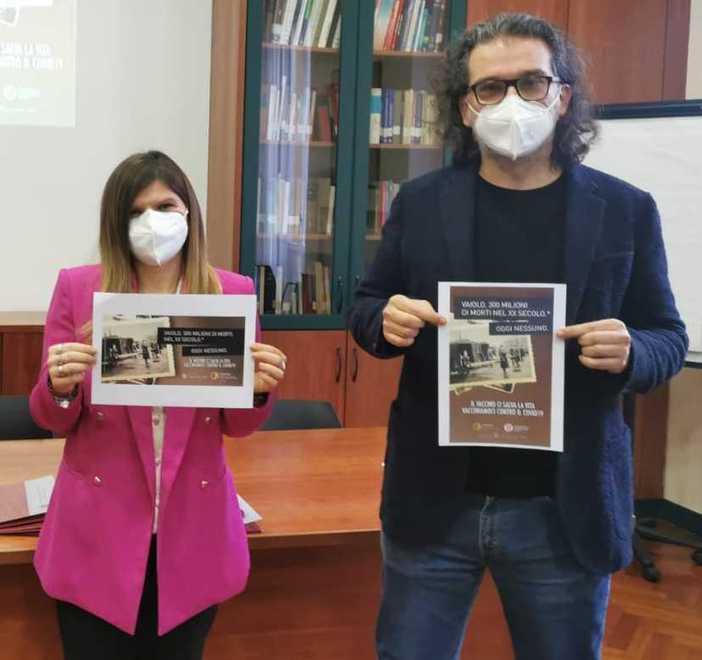 Maxi cartelloni sugli autobus per promuovere i vaccini