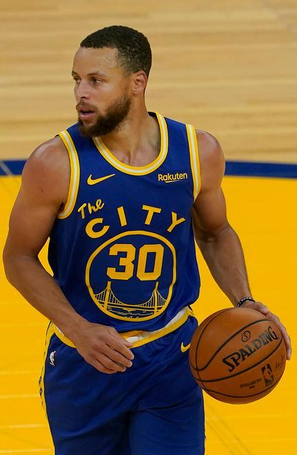 Curry batte se stesso: almeno un canestro da tre in 158 match consecutivi