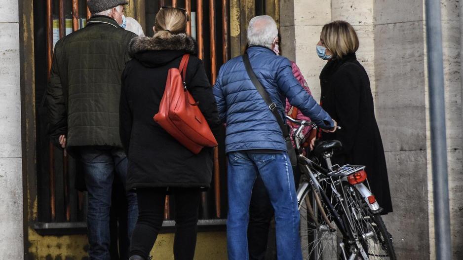 I cittadini fuori dall'ufficio postale di Grosseto: il 3 gennaio è stato chiuso per Covid e gli spazi sono stati oggetto di sanificazione