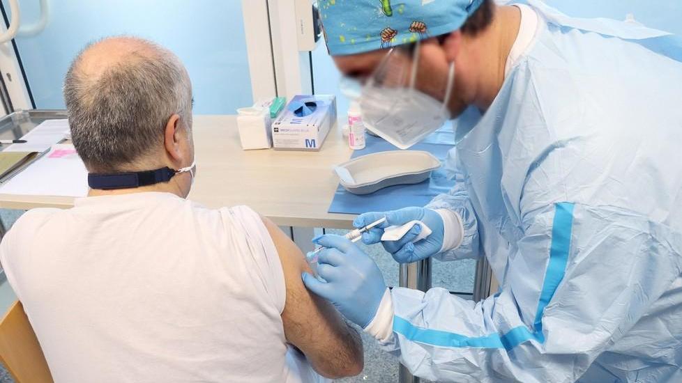 Un medico impegnato nelle vaccinazioni (FOTO ARCHIVIO)