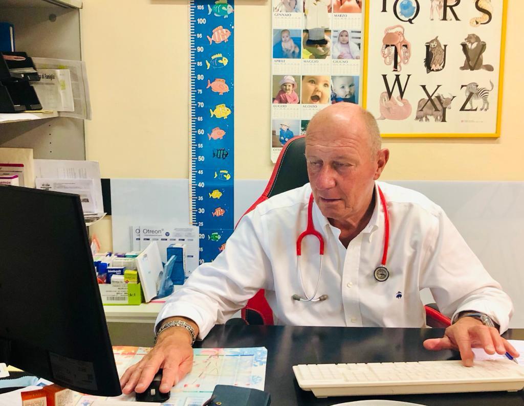 Positiva la metà dei tamponi ai bimbi, il referente dei pediatri della Versilia: «Tornare in classe è da irresponsabili» 