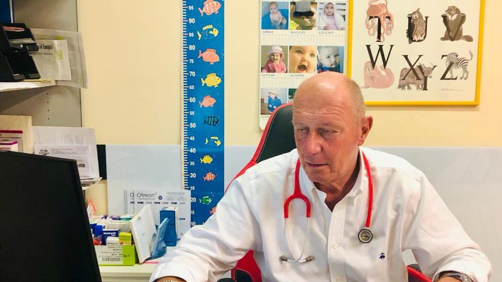 Positiva la metà dei tamponi ai bimbi, il referente dei pediatri della Versilia: «Tornare in classe è da irresponsabili»