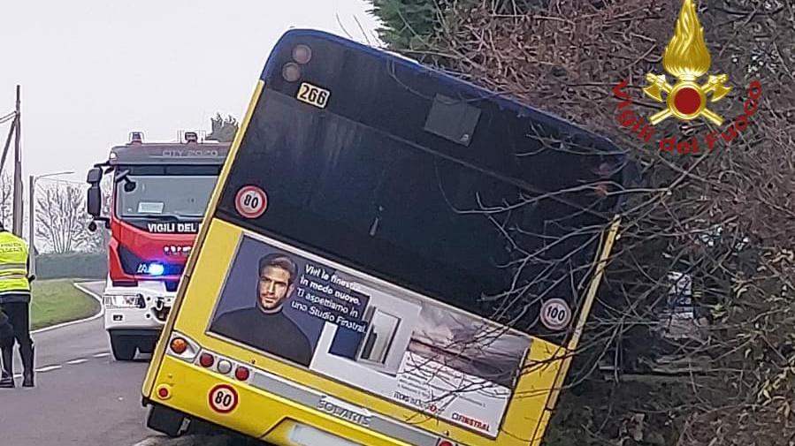 Modena, autobus scivola fuori strada ad Albareto
