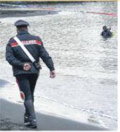 Spinge nel mare  e fa annegare il figlio di due anni 