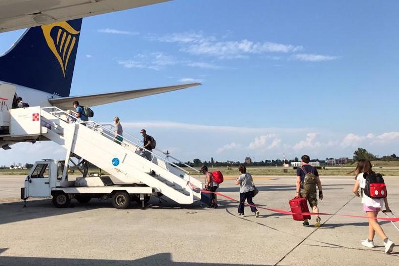 Parto in volo, bimbo finisce nei rifiuti