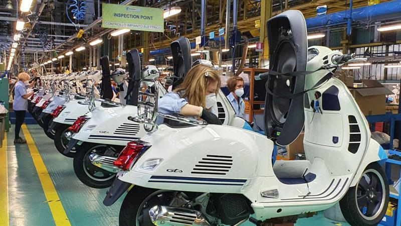 La catena di montaggio della Vespa alla Piaggio di Pontedera